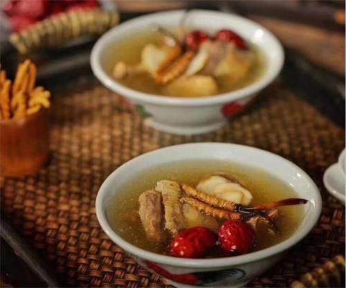 燉冬蟲(chóng)夏草要放冰糖嗎？可根據(jù)個(gè)人口味決定冰糖的用量