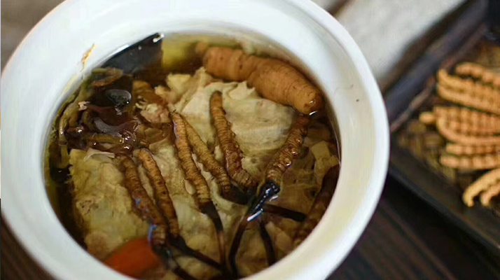 鮮香滋補(bǔ)！鮮冬蟲夏草燉雞湯的美味做法